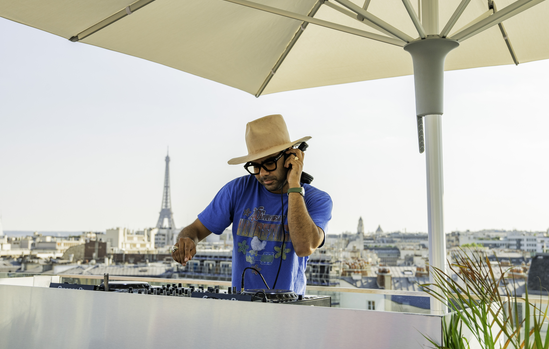 DJ sur le rooftop face à la tour Eiffel