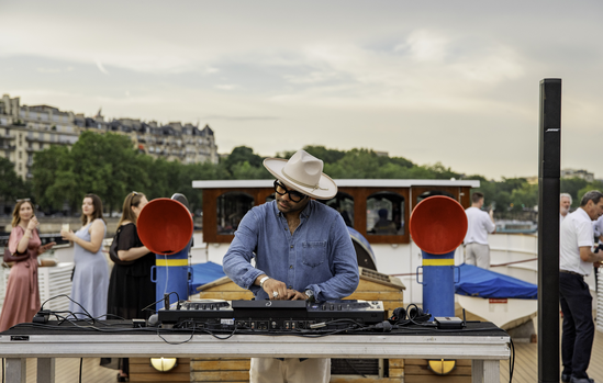 DJ set sur le pont du bateau pendant la soirée d'entreprise à Paris