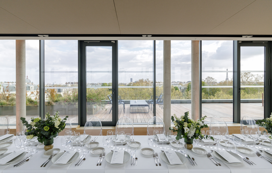 Dressage de table pour un dîner d'entreprise à Paris