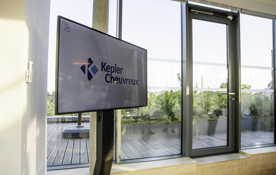 Écran aux couleurs de Kepler Cheuvreux sur le rooftop