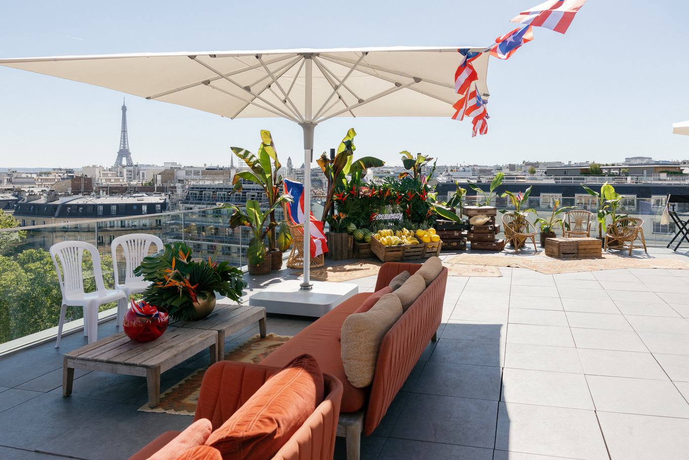 Événement de marque Hennessy sur un rooftop à Paris avec la tour Eiffel en toile de fond