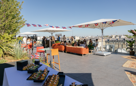 Buffet et invités de l'événement Hennessy sur le rooftop