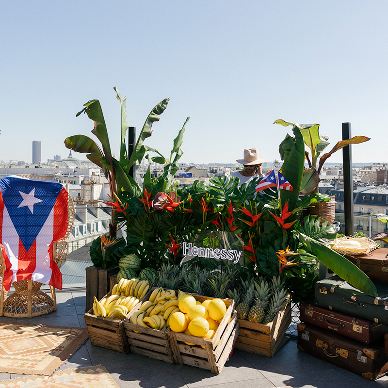 Scénographie tropicale Hennessy sur le Rooftop Saint-Honoré à Paris