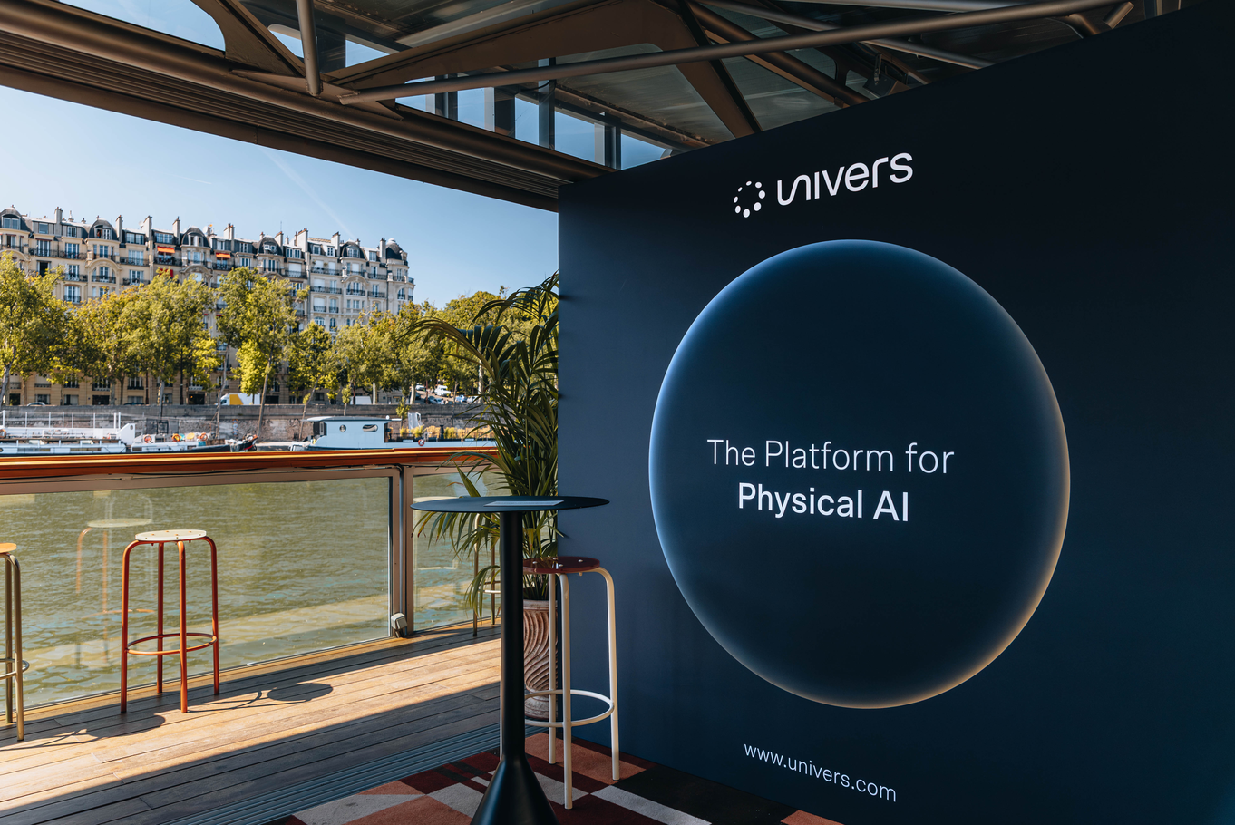 Habillage Univers sur la Barge Eiffel face à la Seine pour l'événement One Univers Paris 2026