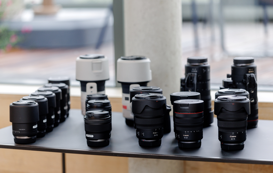 Gamme d'objectifs Canon exposée face à la terrasse du Rooftop Courcelles