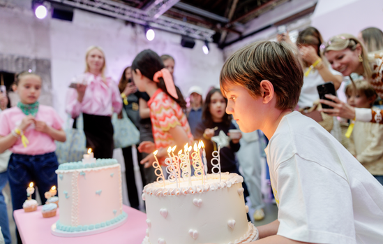 Gâteau d'anniversaire des 25 ans de Bonton et bougies soufflées