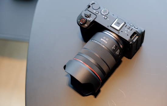 Hybride Canon EOS R6 V posé pour la prise en main