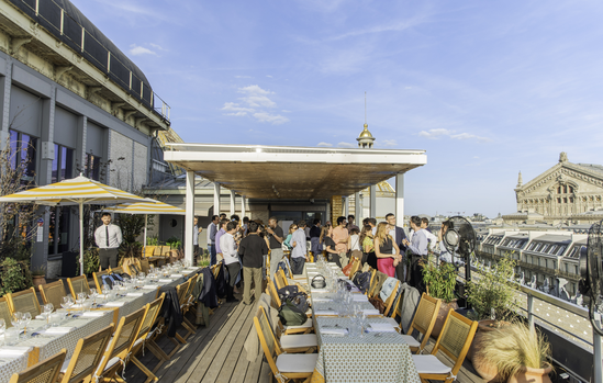 Invités du dîner d'entreprise sur le Dôme Haussmann