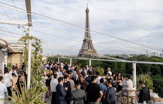 Invités du side event Proof of Talk réunis face à la tour Eiffel