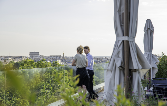 Invités profitant de la vue sur la terrasse du rooftop