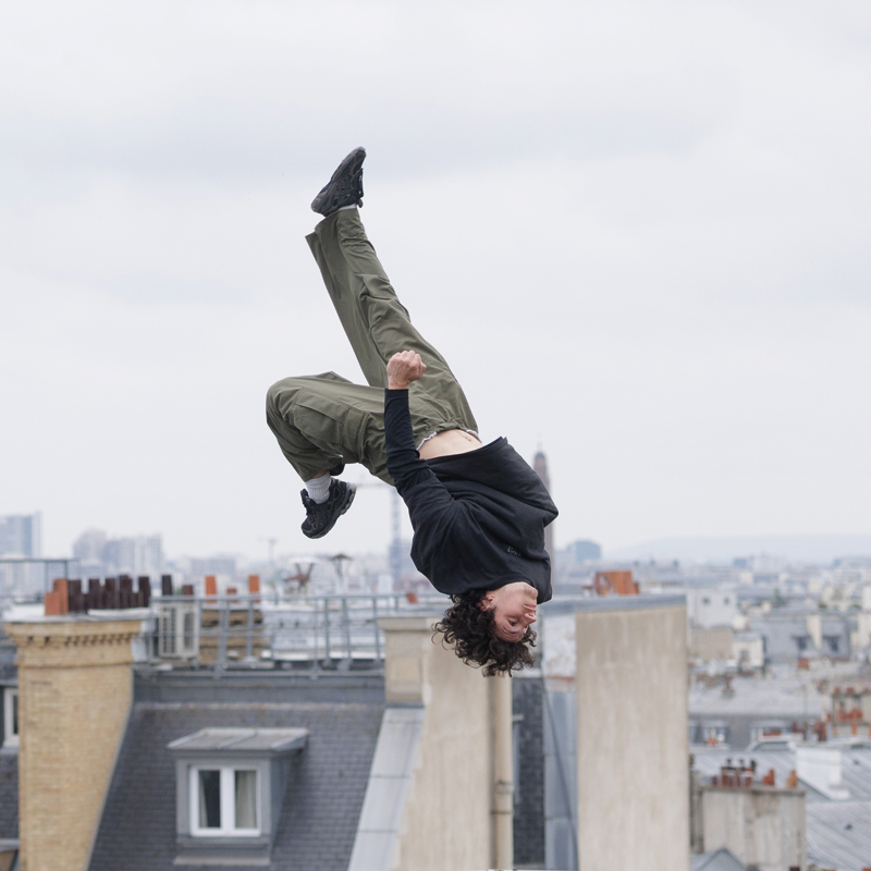 Lancement de produit exclusif sur un rooftop à Paris : le performeur Nathanaël Trier au-dessus des toits pour Canon