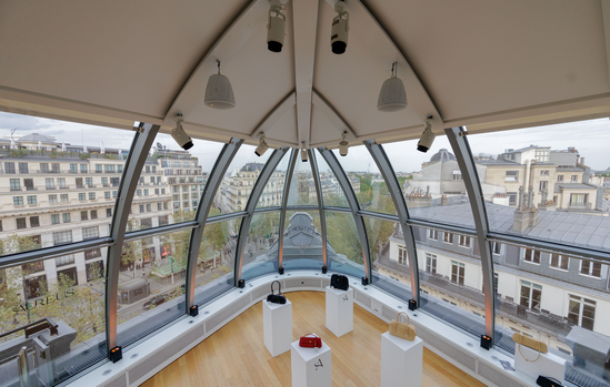 Lancement de produit sous un dôme de verre à Paris