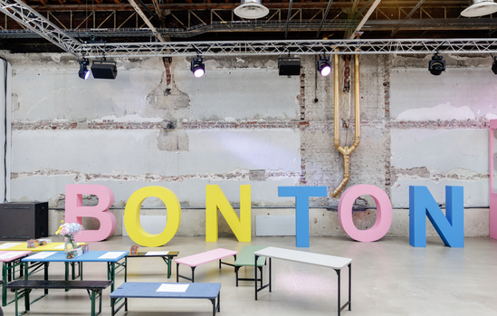 Lettres géantes BONTON en rose, jaune et bleu, scénographie de l'anniversaire