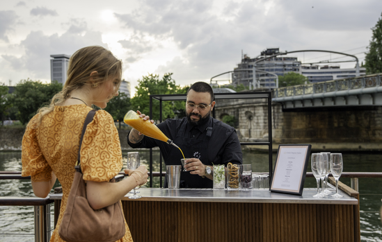 Mixologue préparant les cocktails au bar de la soirée d'entreprise