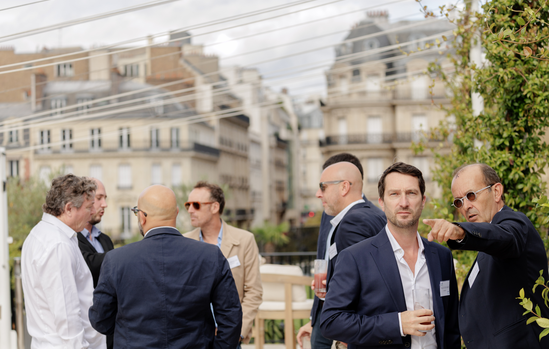 Networking entre invités sur le rooftop à Paris