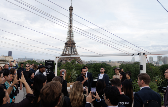 Networking Web3 sur un rooftop avec la tour Eiffel en toile de fond