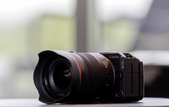 Nouvel hybride Canon EOS avec la vue du rooftop en arrière-plan