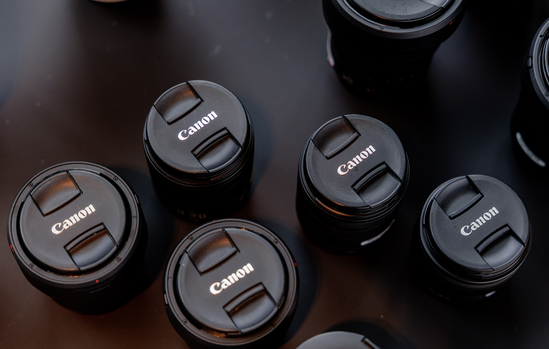 Objectifs Canon RF alignés pour la prise en main lors du lancement