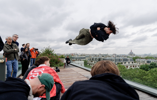 Performance de parkour de Nathanaël Trier filmée par les invités sur le rooftop