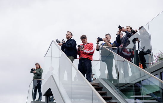 Photographes sur l'escalier de la terrasse du Rooftop Courcelles