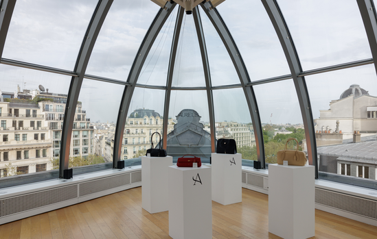 Présentation de la collection Aureus sur socles blancs sous le Dôme des Champs-Élysées