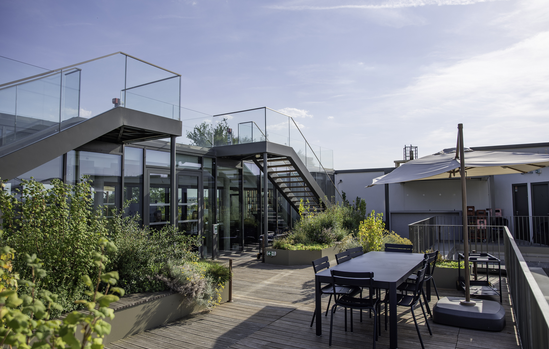 Salon extérieur et escalier du Rooftop Courcelles