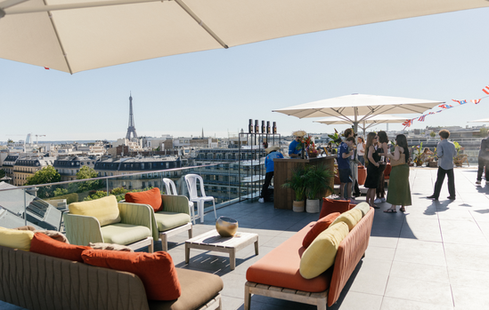 Salons du Rooftop Saint-Honoré avec vue sur la tour Eiffel