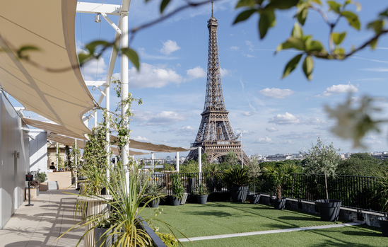 Pelouse et terrasse du Rooftop Trocadéro face à la tour Eiffel