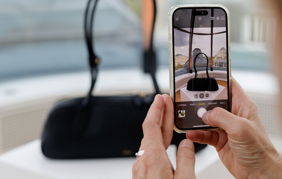 Sac à main Aureus photographié par une invitée lors du lancement à Paris