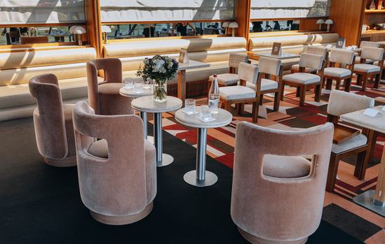 Salon de la barge aménagé en espace de conférence