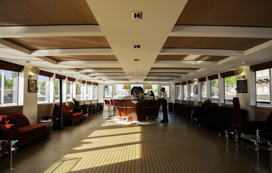 Salon du Bateau Grenelle privatisé pour une soirée d'entreprise sur la Seine