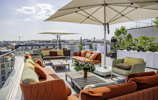 Salons du rooftop face aux toits de Paris