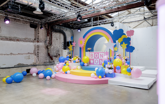 Scène arc-en-ciel et ballons pastel pour les 25 ans de Bonton