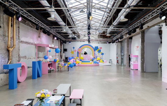 Scénographie d'anniversaire de marque sous la verrière du Palais de Tokyo