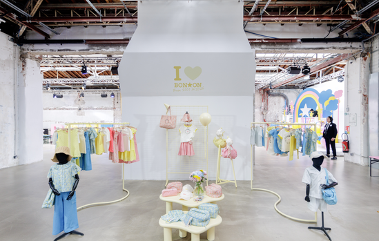 Showroom de la collection enfants Bonton sur portants colorés