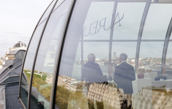 Signalétique Aureus sur la verrière du Dôme des Champs-Élysées