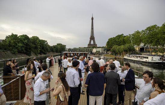 Soirée de CSE en croisière sur la Seine face à la tour Eiffel