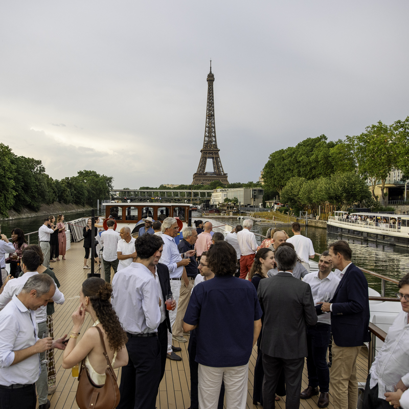 Soirée d'entreprise sur un bateau à Paris avec la tour Eiffel en toile de fond