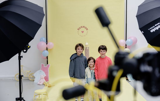 Studio photo de l'anniversaire Bonton avec parapluie de lumière