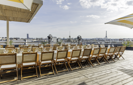 Table du dîner avec la tour Eiffel à l'horizon