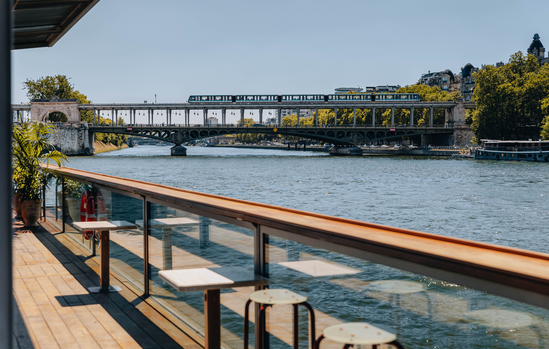 Terrasse de la Barge Eiffel avec vue sur la Seine et le pont de Bir-Hakeim