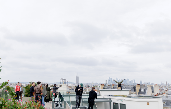 Terrasse du Rooftop Courcelles avec vue sur les toits de Paris pendant l'événement Canon