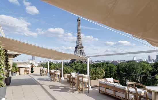 Terrasse privatisée du rooftop avec voiles d'ombrage et mobilier en bois clair