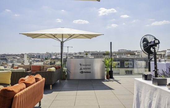 Terrasse du Rooftop Saint-Honoré aménagée pour l'afterwork