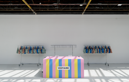 Vestiaire rayé et portants pour un événement enfants au Palais de Tokyo