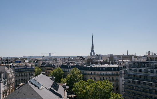 Vue sur la tour Eiffel depuis le Rooftop Saint-Honoré