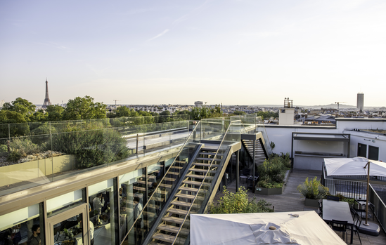 Vue sur la tour Eiffel depuis le toit du Rooftop Courcelles